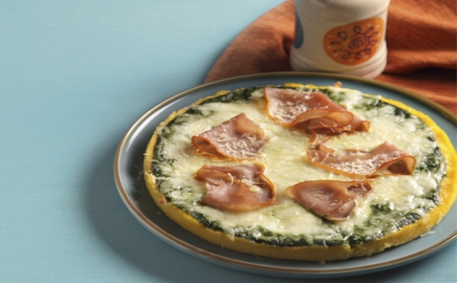 Pizza de polenta en salsa verde